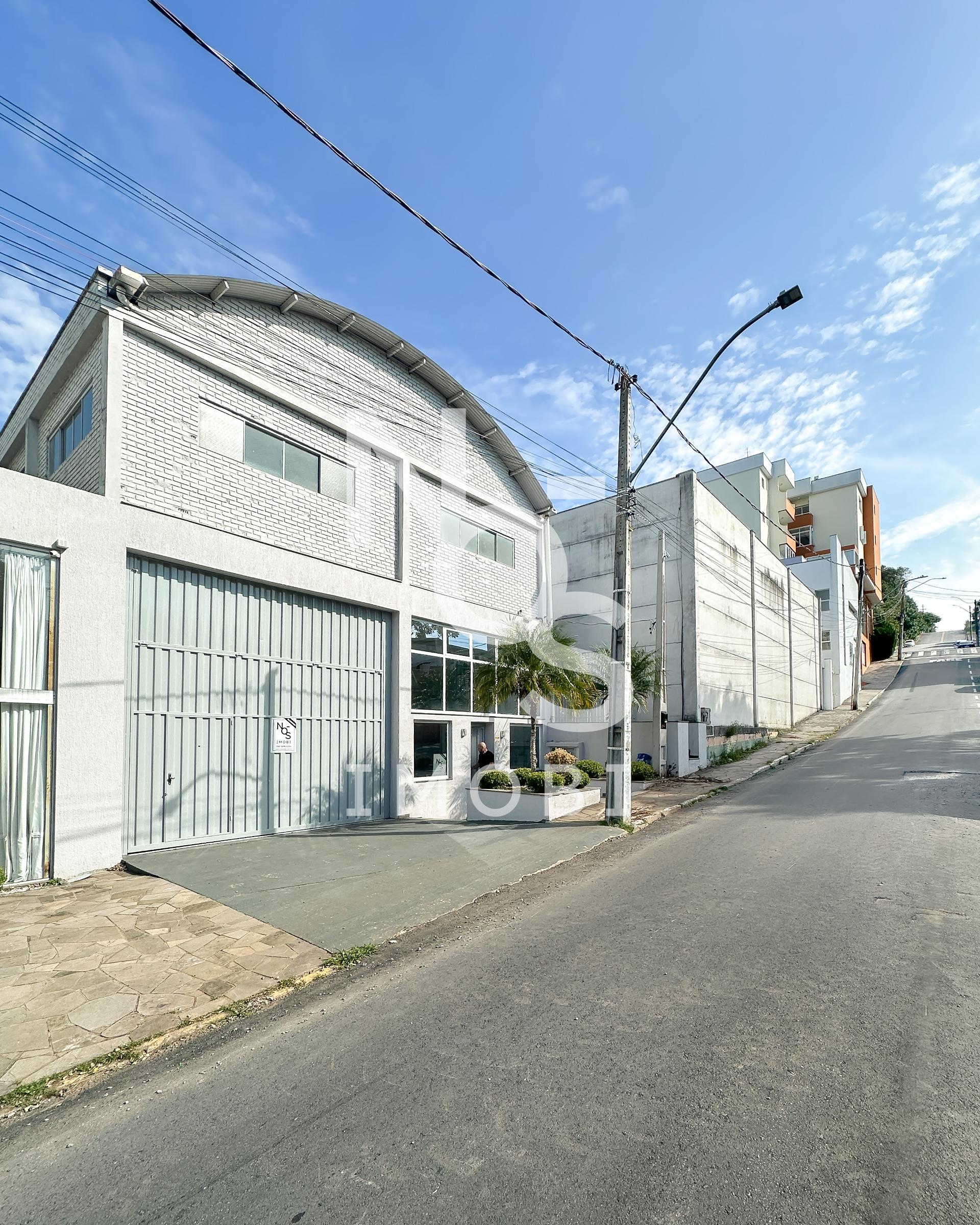 Pavilh?o com 486m  e Tr?s Pisos no Bairro Centro em Flores da ...