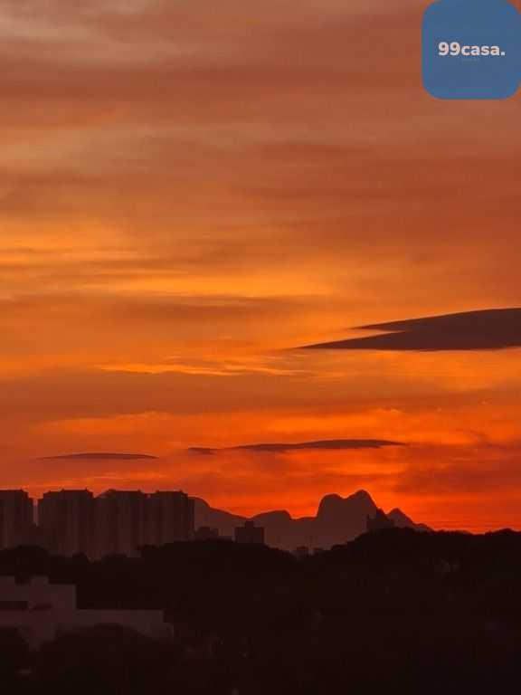 Cobertura mobiliada com 3 quartos no Água Verde em Curitiba PR