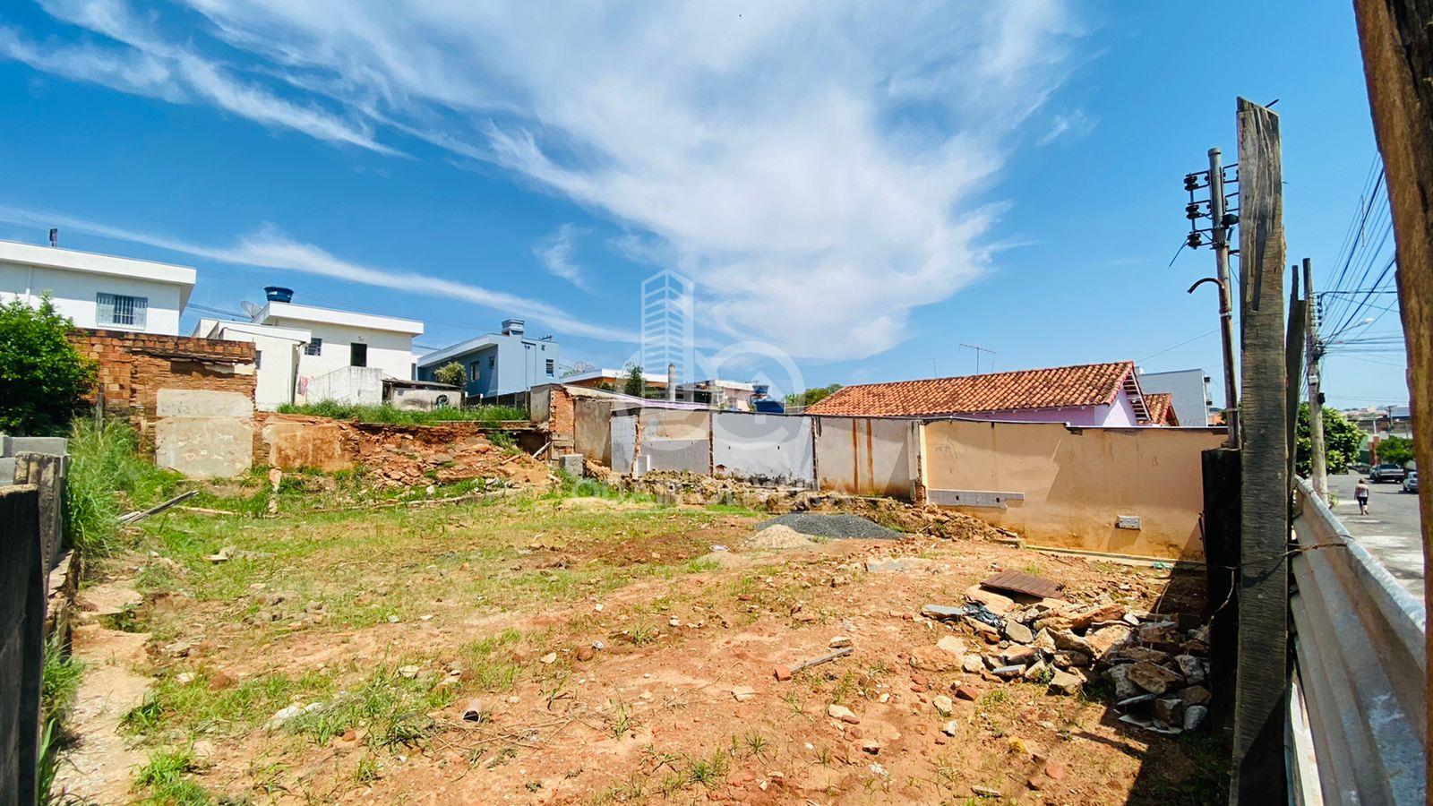 Lote com 350m no Bairro Carmelo, 14x25m. Prximo ao Centro da Cidade