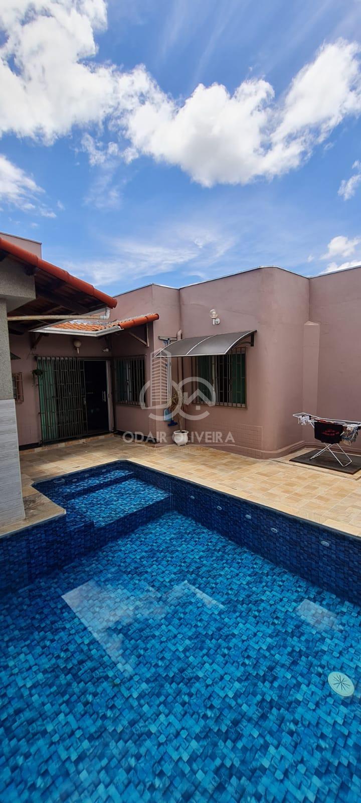 CASA A VENDA COM 4 QAURTOS, SUITE, 3 SALAS. VILA RICA, PASSOS - MG