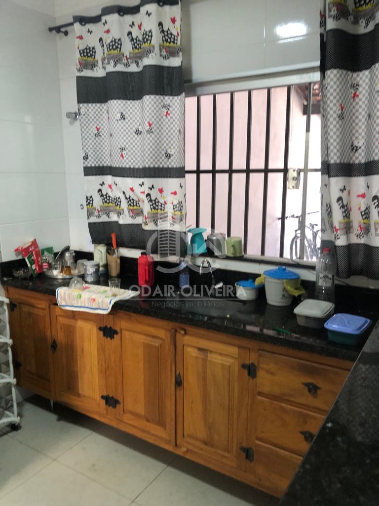 CASA A VENDA COM COZINHA EXTERNA NO BAIRRO SANTA LUZIA, PASSOS - MG