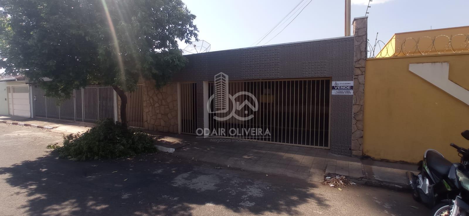 Casa com 3 dormitrios e cmodo comercial  venda, VILA RICA, PASSOS - MG