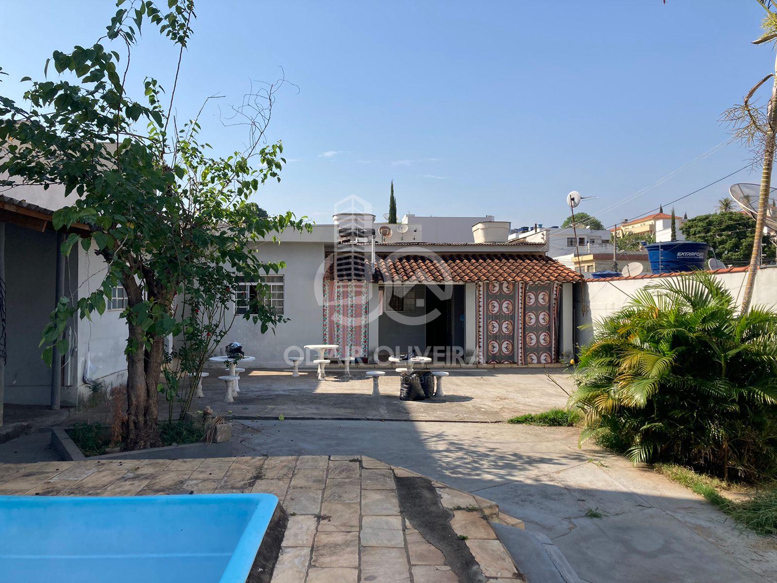 Casa com quintal de frente grande e piscina,  venda, CARMELO, PASSOS - MG