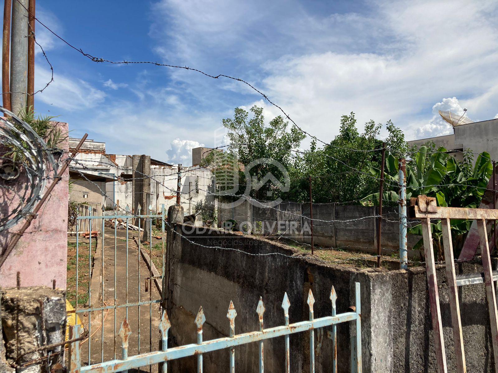 TERRENO DE 300M  A VENDA NO JARDIM CENTENARIO - PASSOS - MG