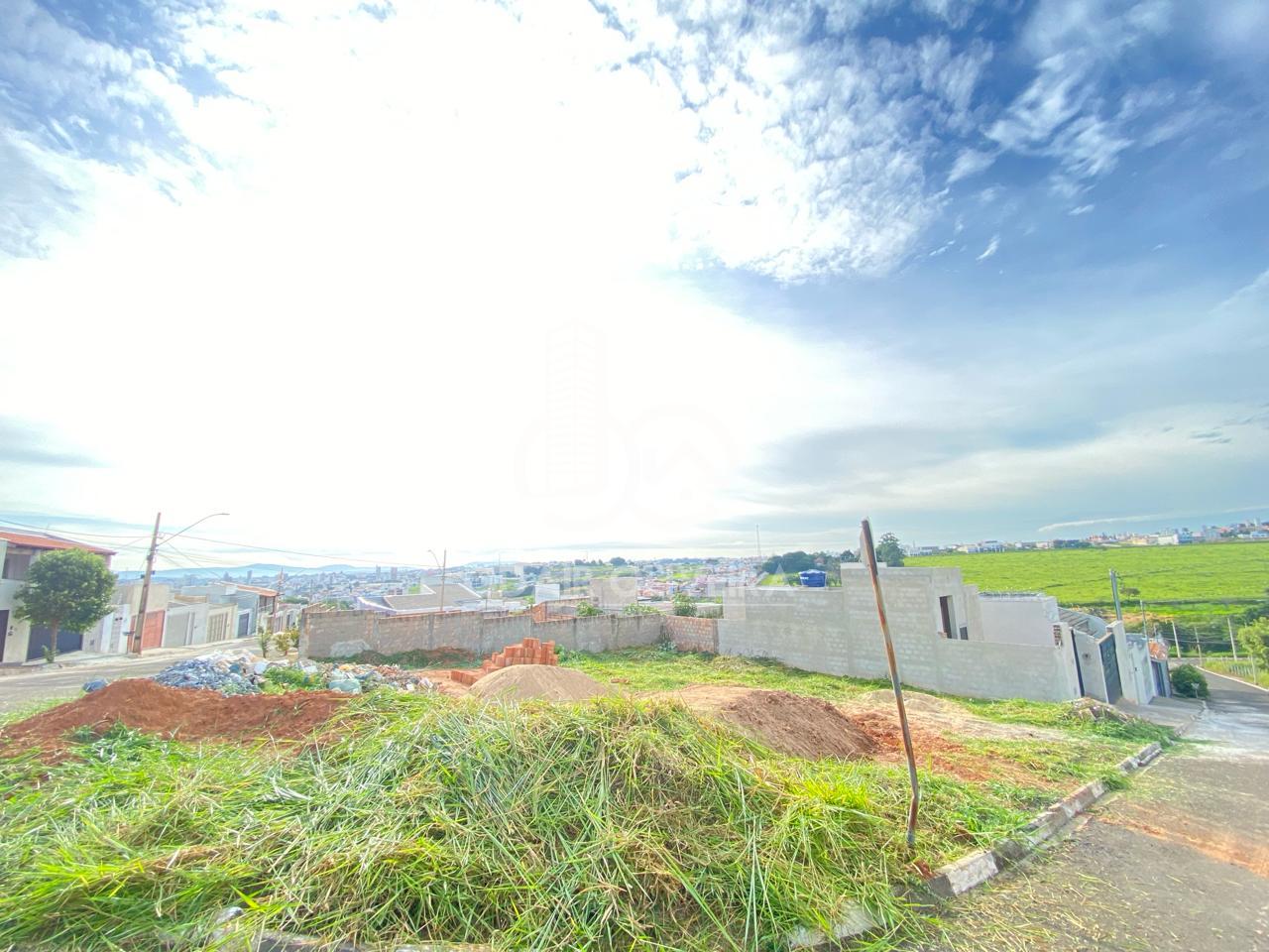 TERRENO DE ESQUINA COM 210M  A VENDA NO AROEIRAS - PASSOS - MG