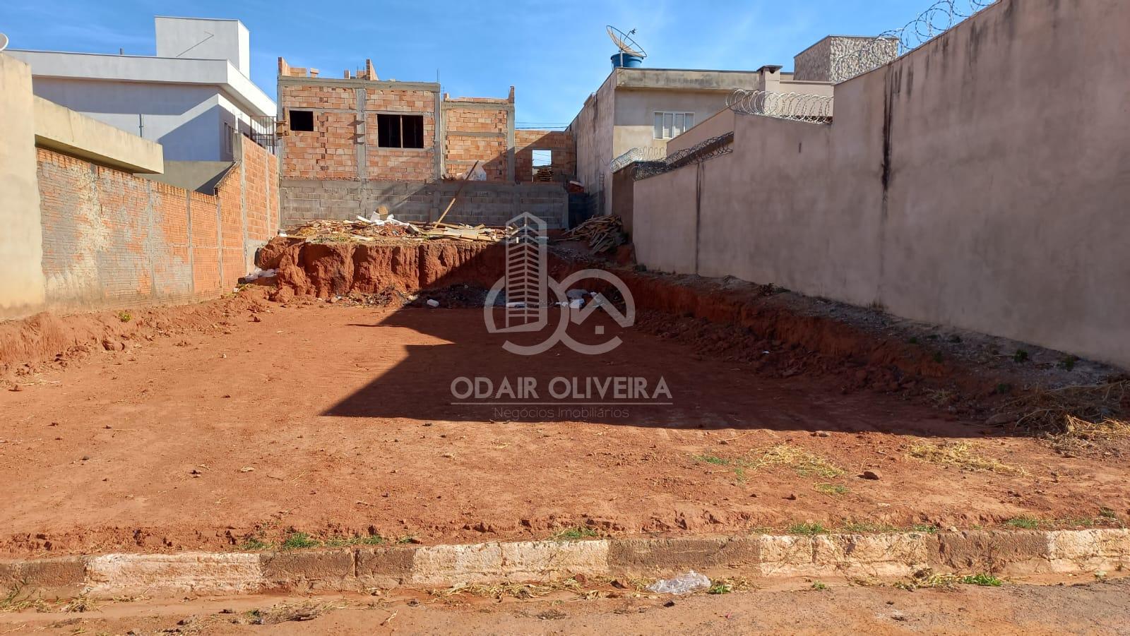 TERRENO DE 240M  TOTAMENTE PLANO A VENDA NO PRAQUE ESTAO - PASSOS - MG