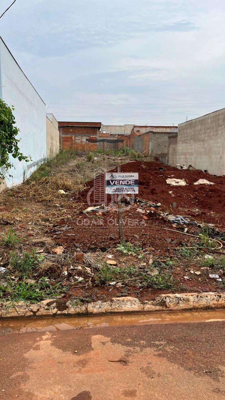 TERRENO DE 270M  PLANO A VENDA NA AV PROJETADA NO JARDIM FLORENA, PASSOS - MG