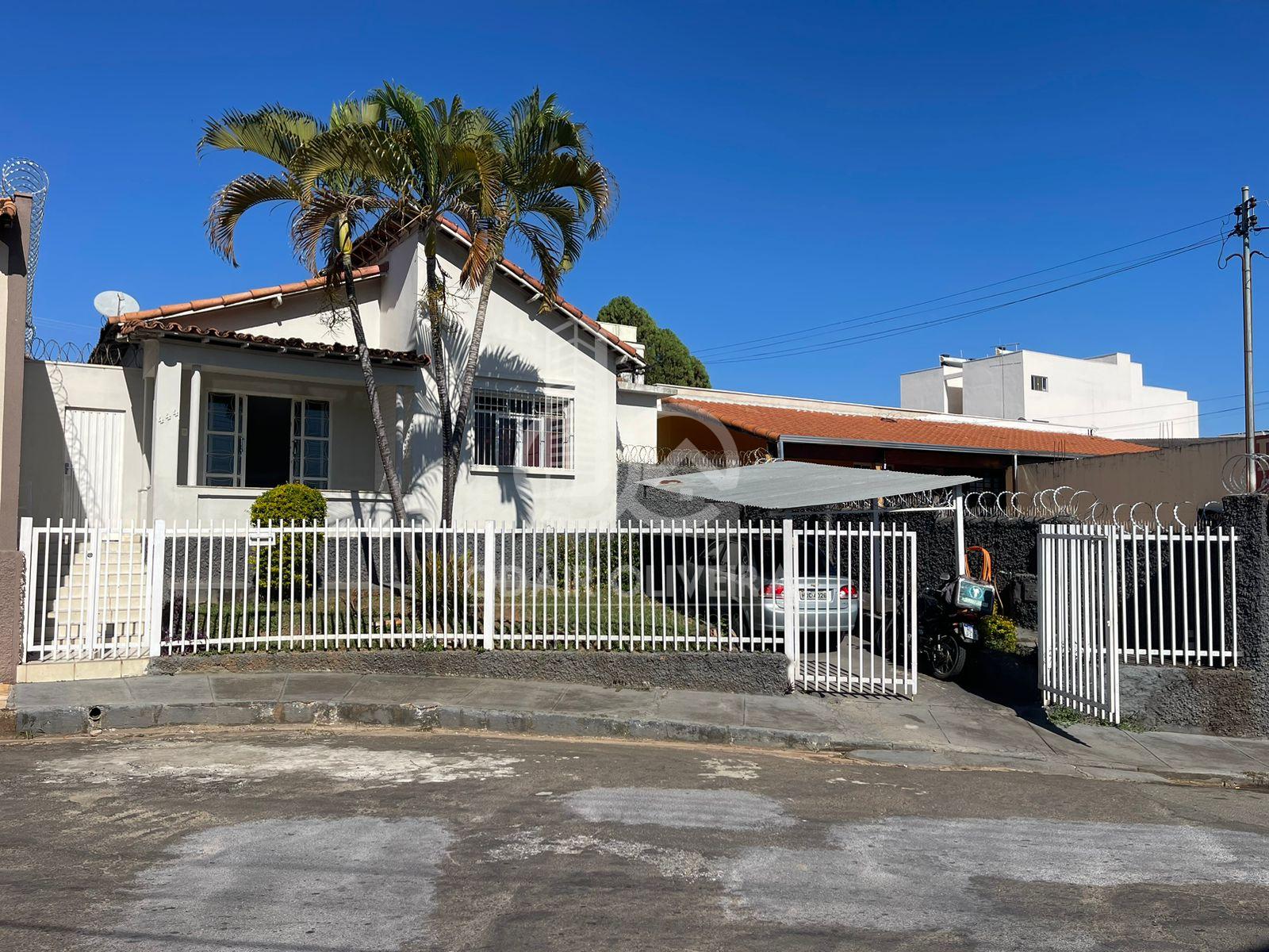 Casa com 3 quartos sendo 1 sute  venda, CARMELO, PASSOS - MG