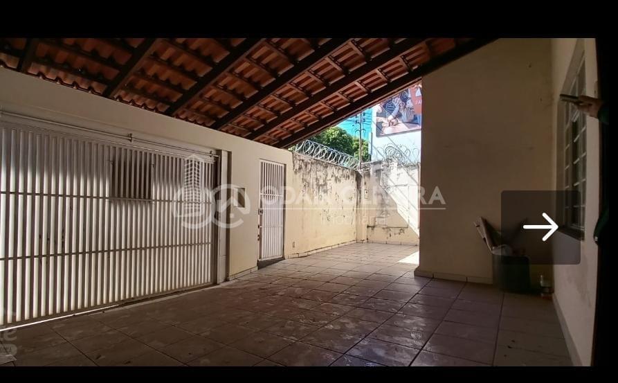 CASA A VENDA COM 4 DORMITORIOS, GARAGEM PARA 2 VEICULOS NO CENTRO, PASSOS - MG