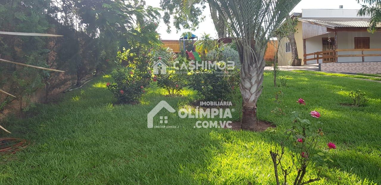 Chácara à venda com piscina e terras produtivas (2 hectares).