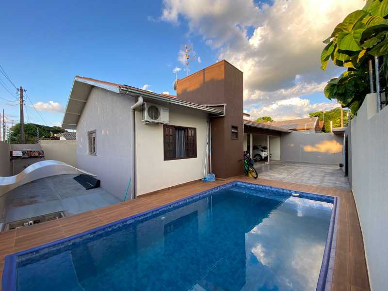 Linda Casa com 3 Quartos 3 Vagas com Piscina em Ótima Localiza...