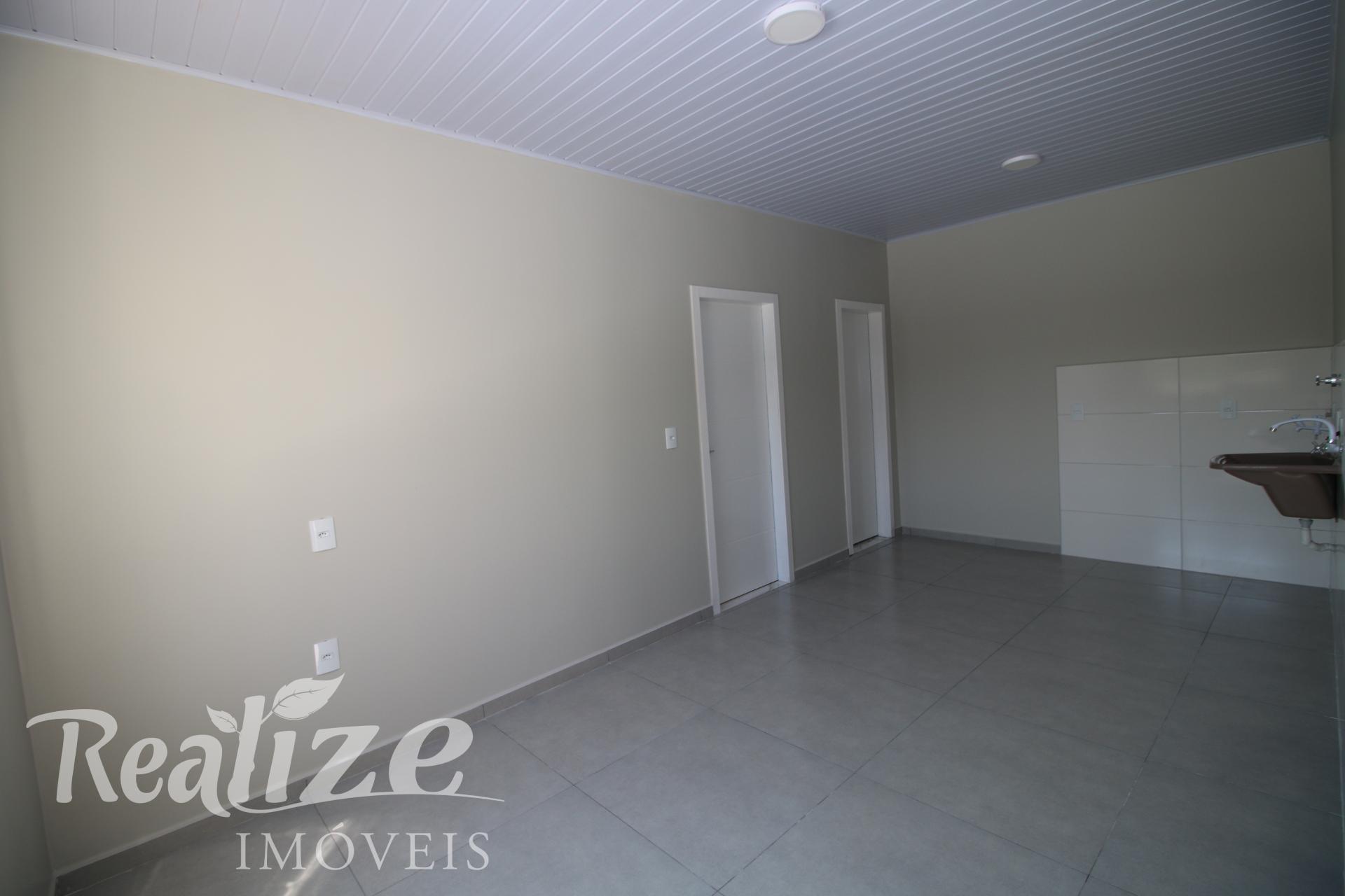 RESIDÊNCIA COM 02 QUARTOS E VAGA DE GARAGEM