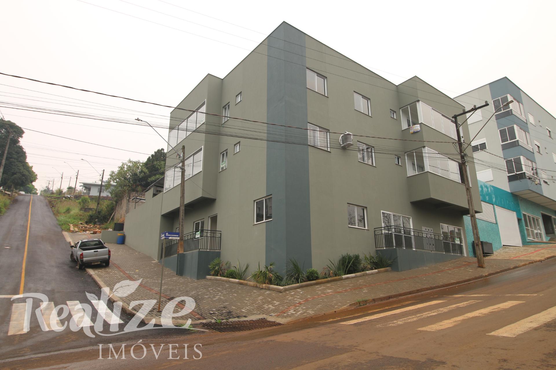 RESIDÊNCIA COM 02 QUARTOS E VAGA DE GARAGEM