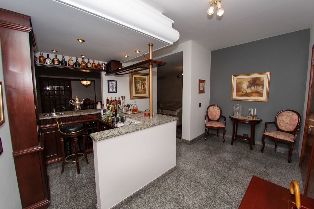 Casa com 3 suítes no Batel 