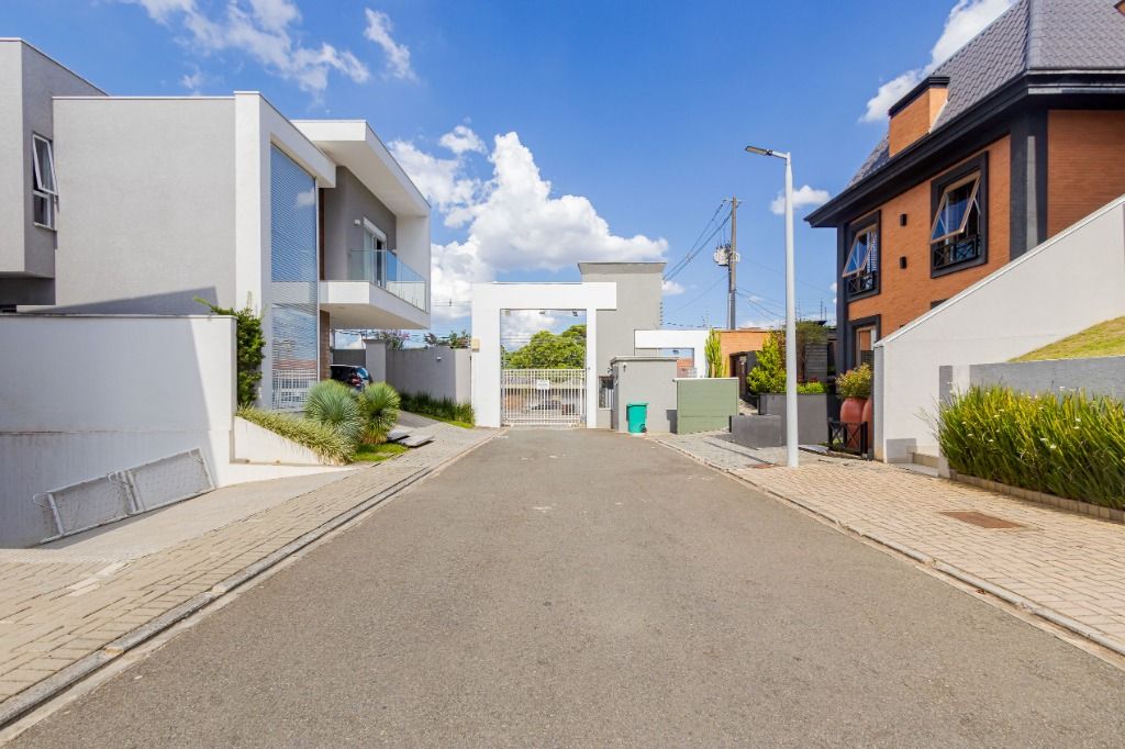 Linda casa com 4 suítes à venda no Pilarzinho - Curitiba PR