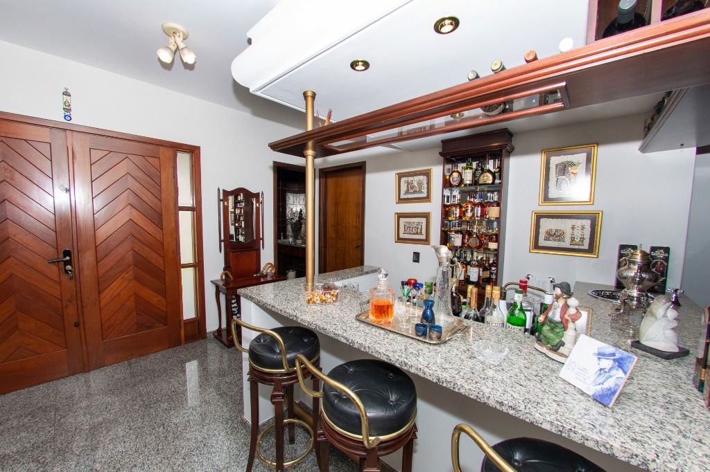 Casa com 3 suítes no Batel 