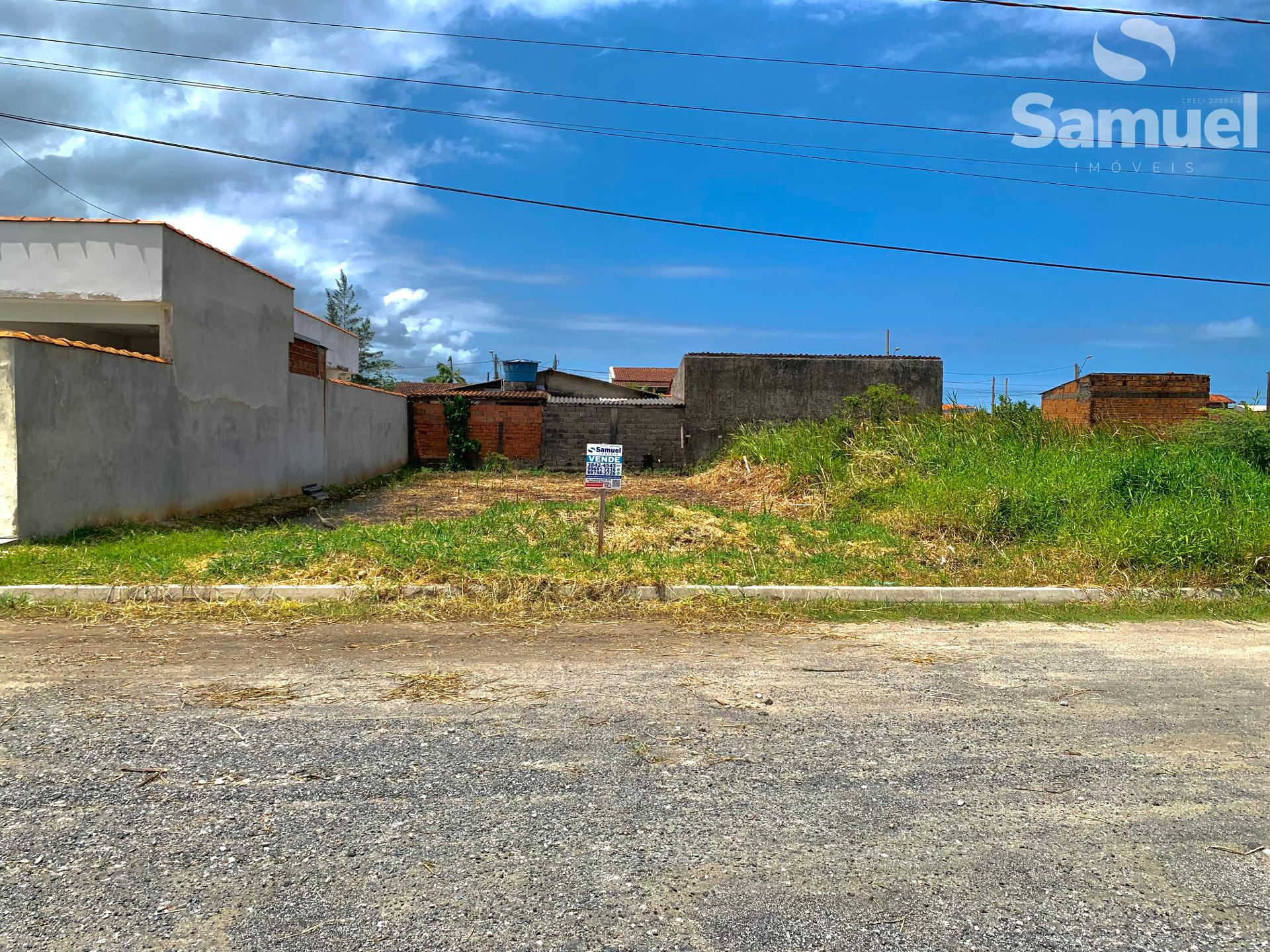 Terreno à aproximadamente 400 metros da praia com escritura