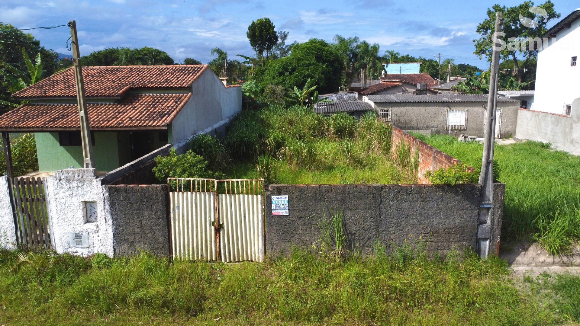 Terreno murado e com poste de luz, próximo à Av Candapuí Sul