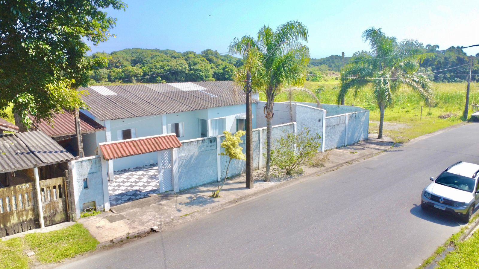 Casa com piscina no centro da cidade, lote de esquina em rua a...