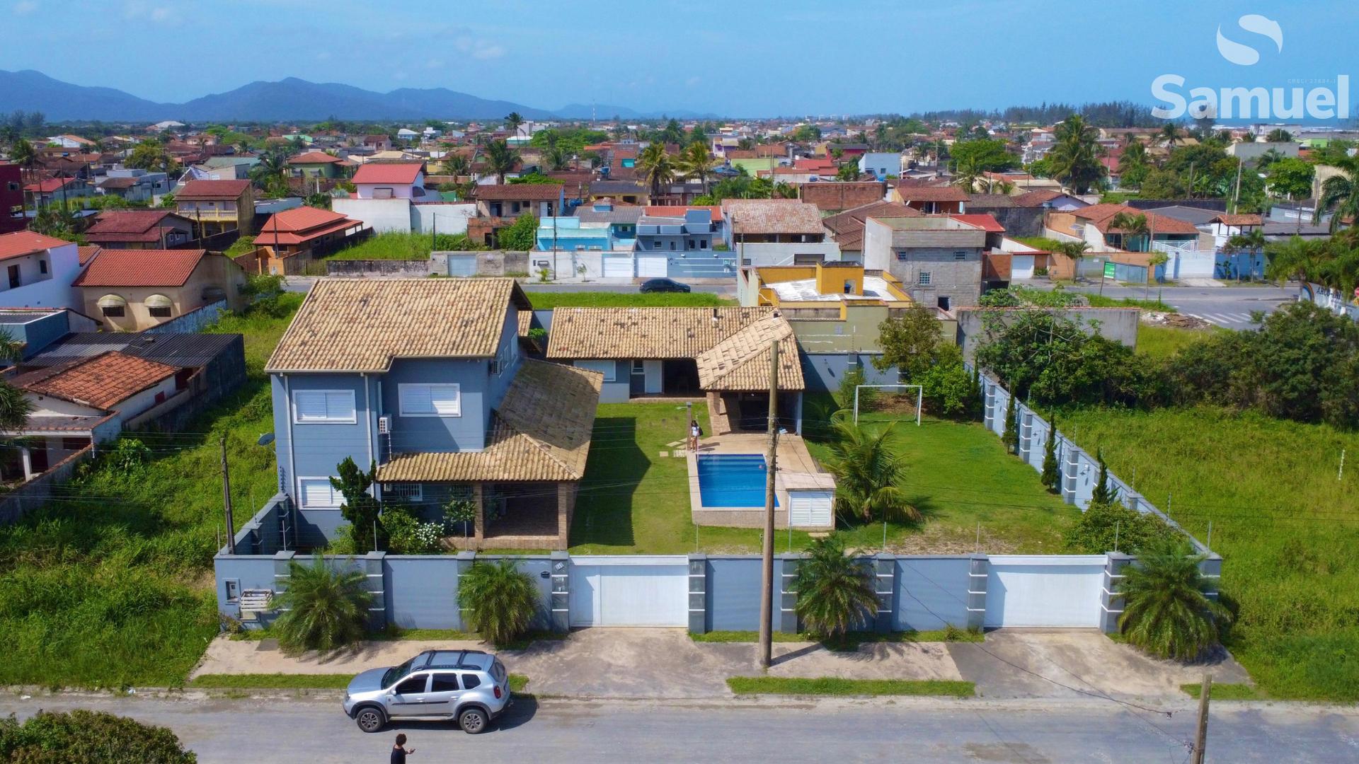 Casa de alto padrão com piscina, churrasqueira e área gourmet