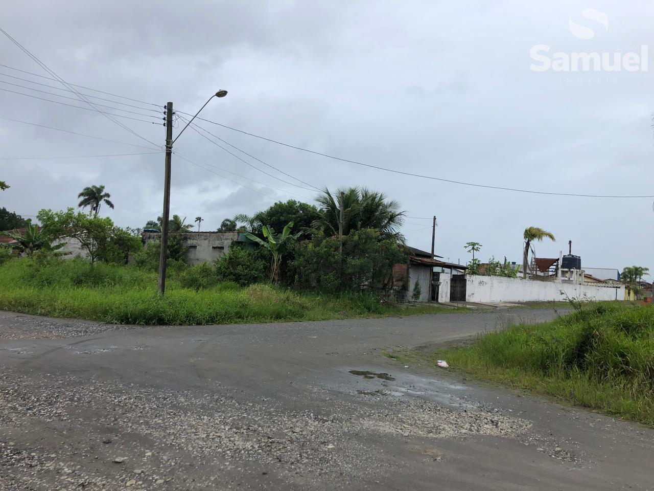 Terreno de esquina no balneário Adriana, aceita parcelamento