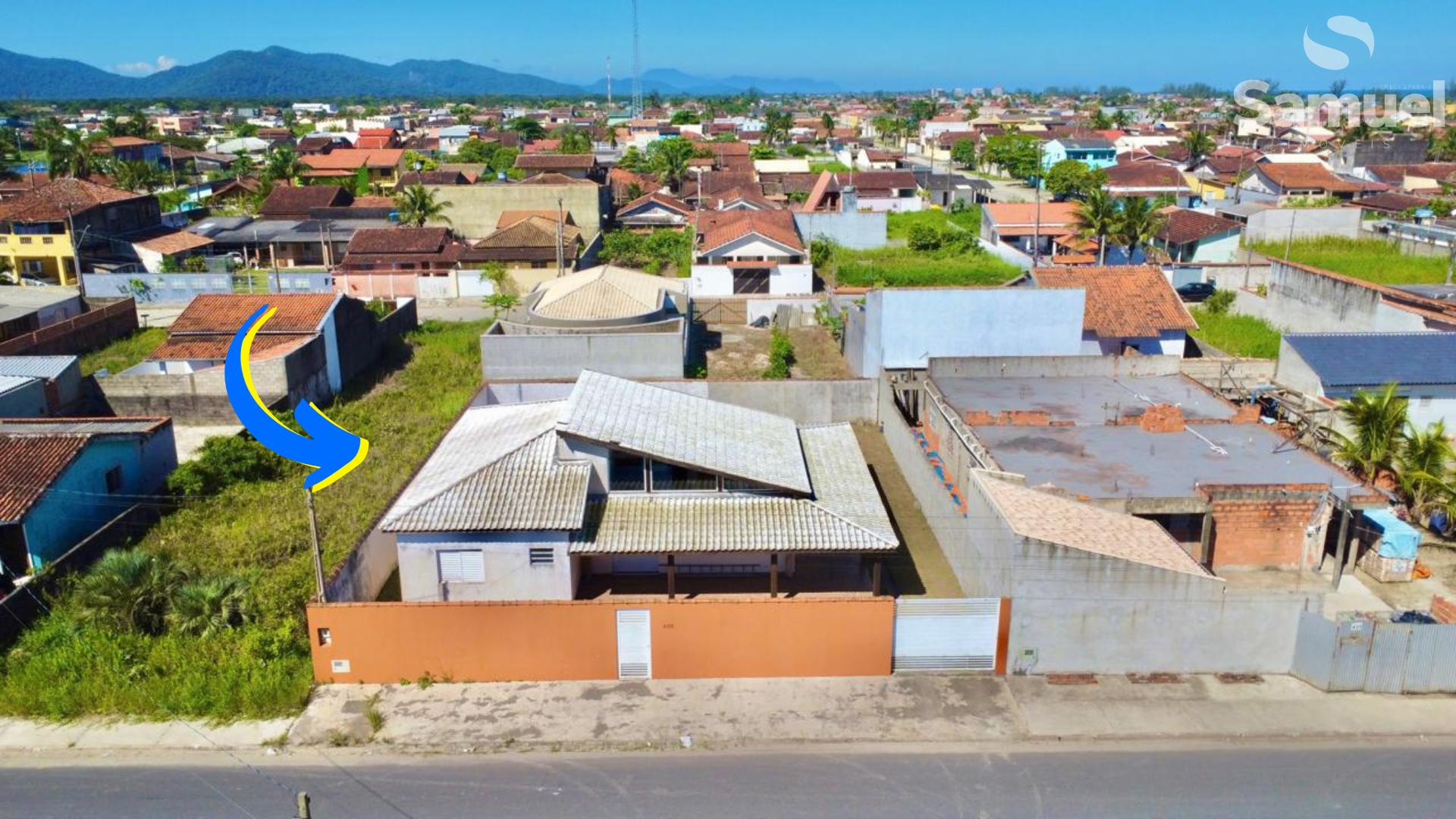 Casa com 1 suíte   dois quartos, com amplo quintal, área total...