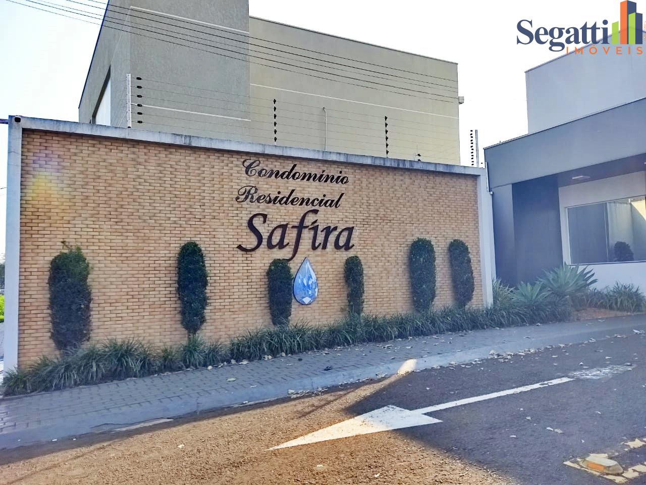 CASA NO CONDOMÍNIO FECHADO SAFIRA