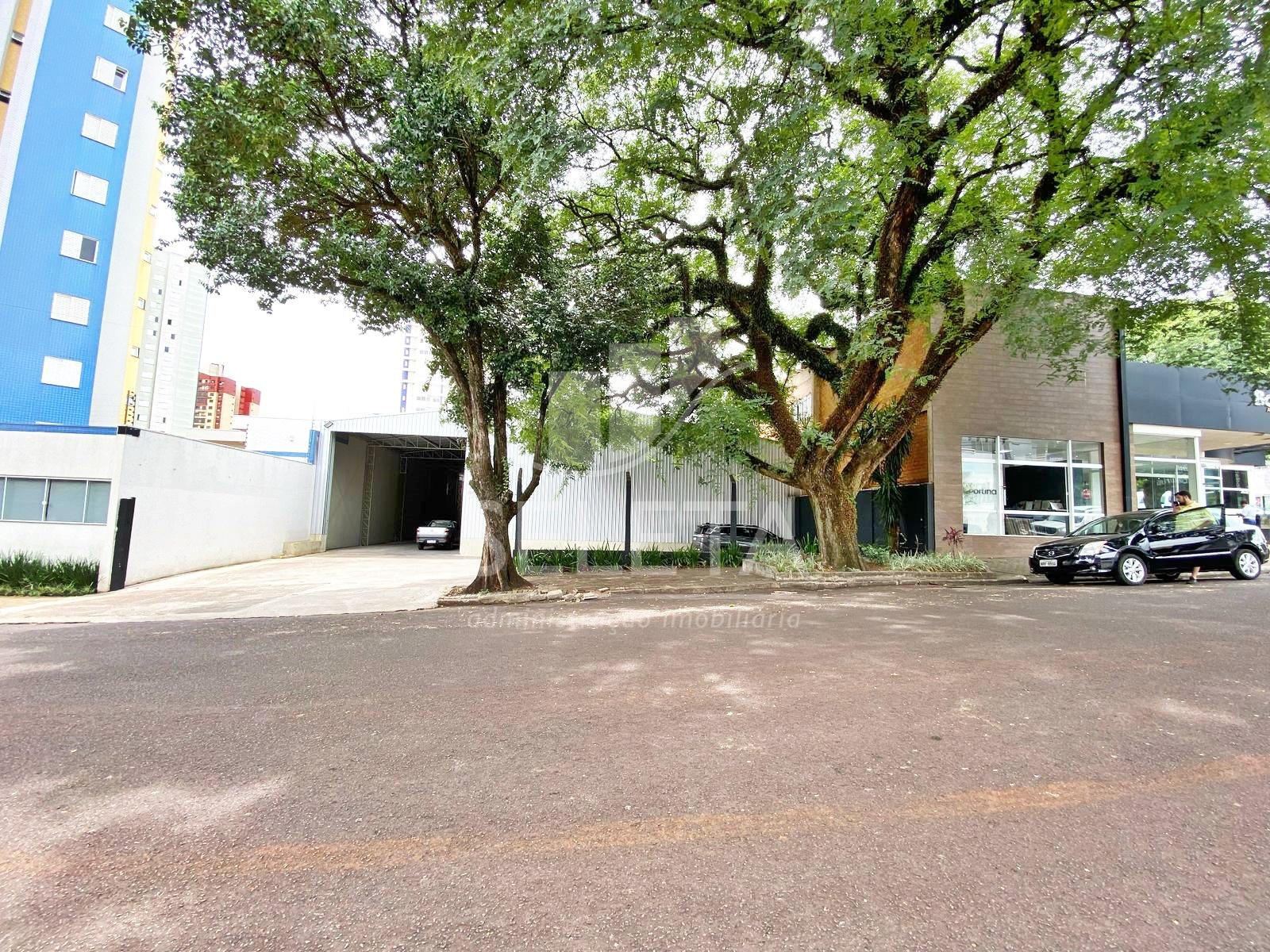 Barracão Comercial  com 700m  para Locação em Cascavel - PR 