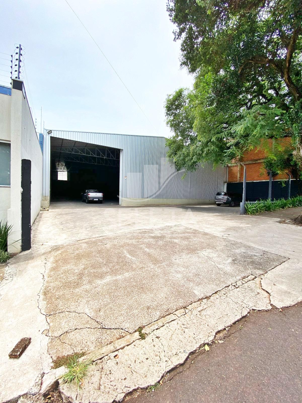 Barracão Comercial  com 700m  para Locação em Cascavel - PR 