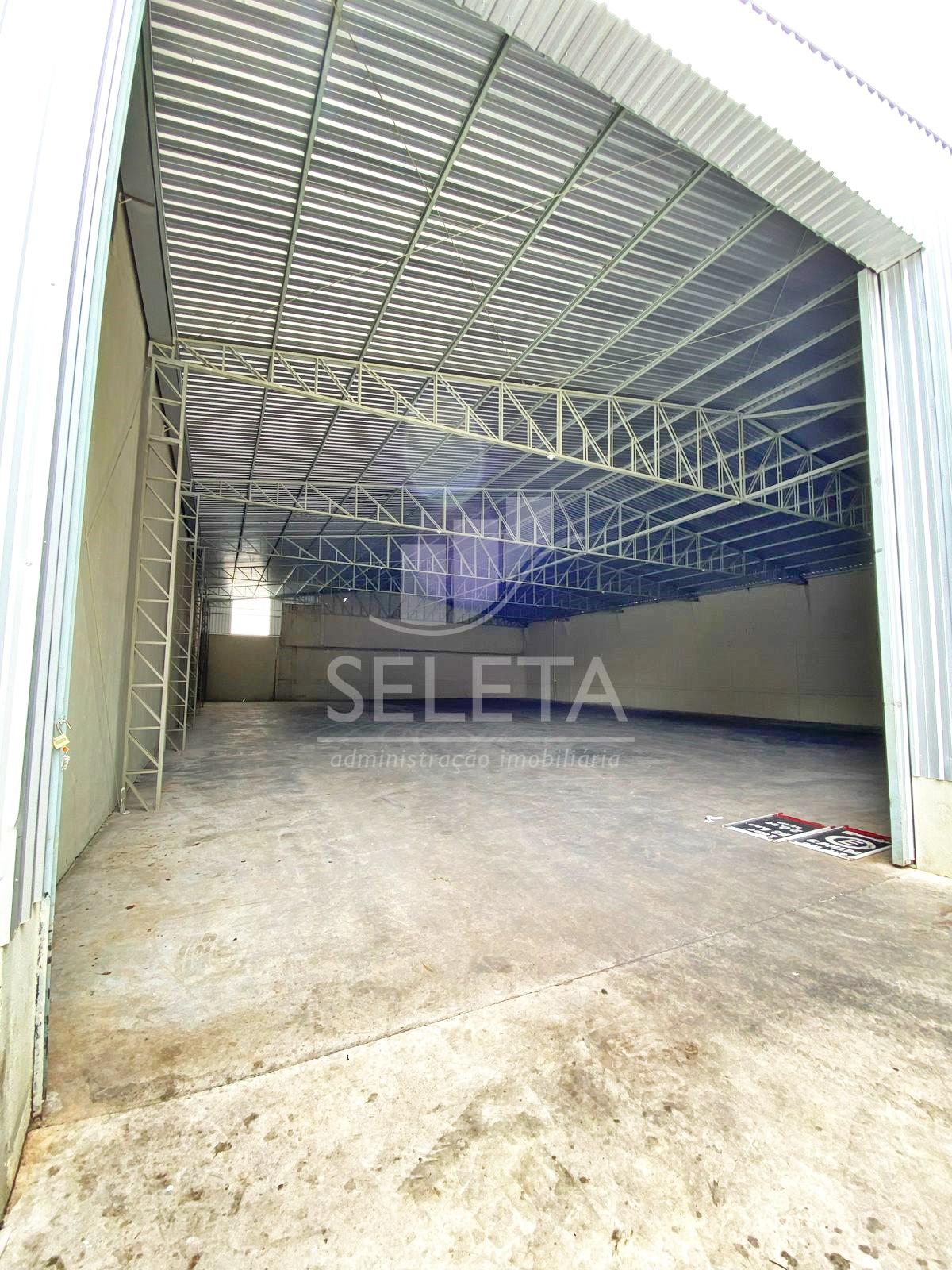Barracão Comercial  com 700m  para Locação em Cascavel - PR 