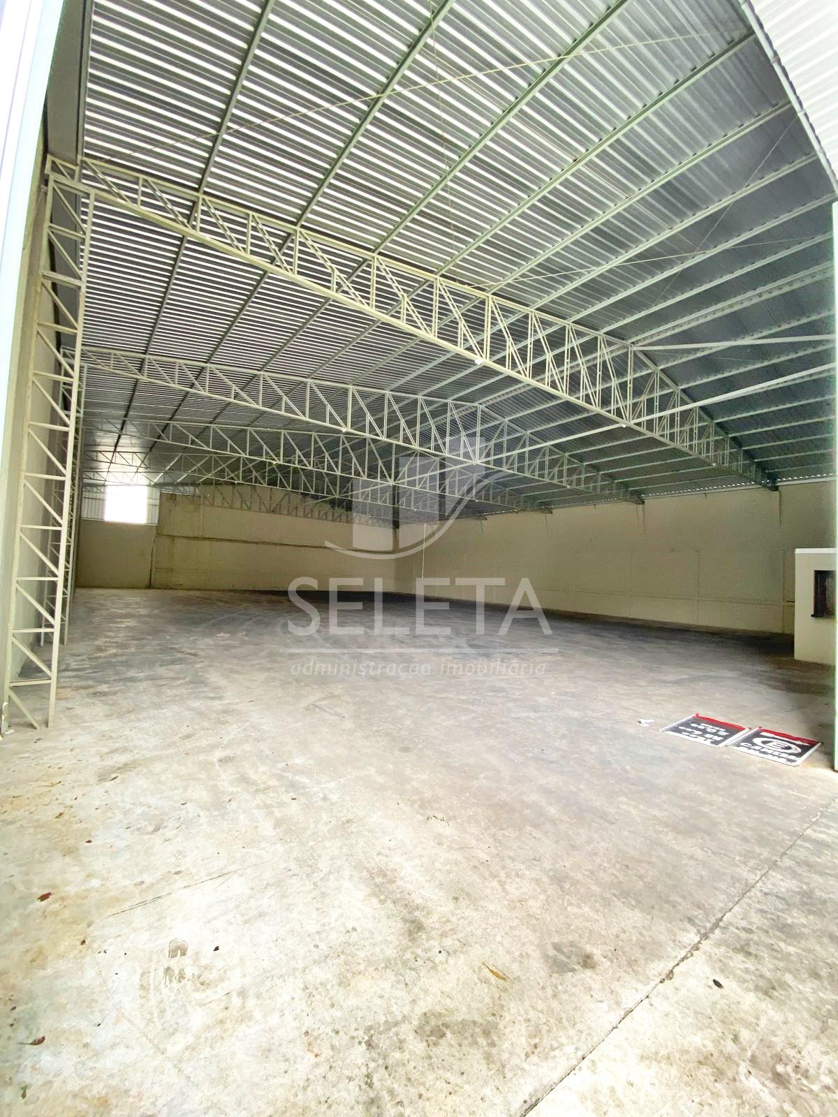 Barracão Comercial  com 700m  para Locação em Cascavel - PR 
