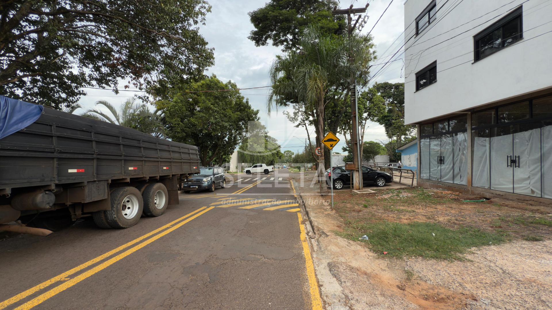 Terreno à venda com pequeno prédio em construção.