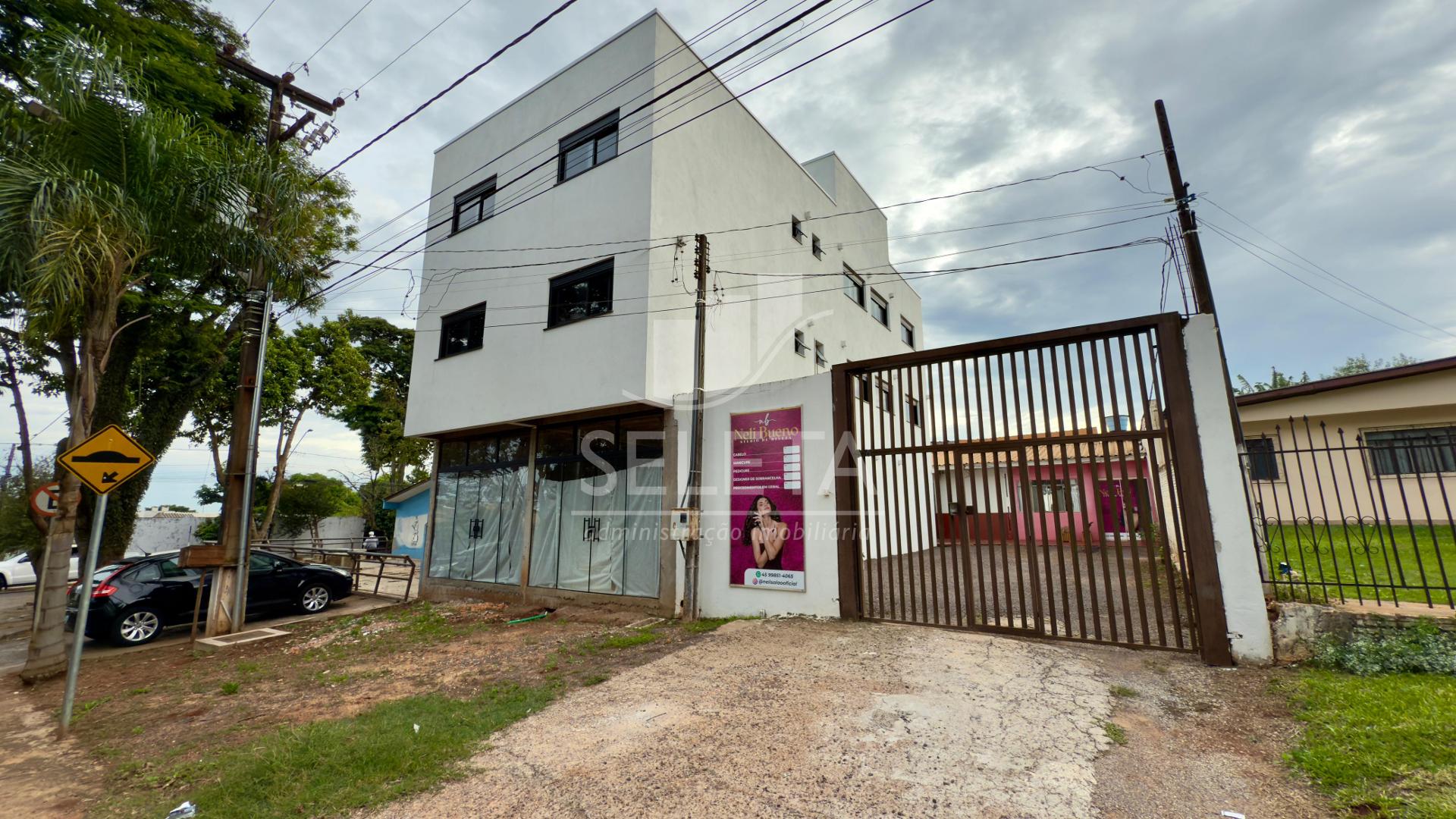 Terreno à venda com pequeno prédio em construção.