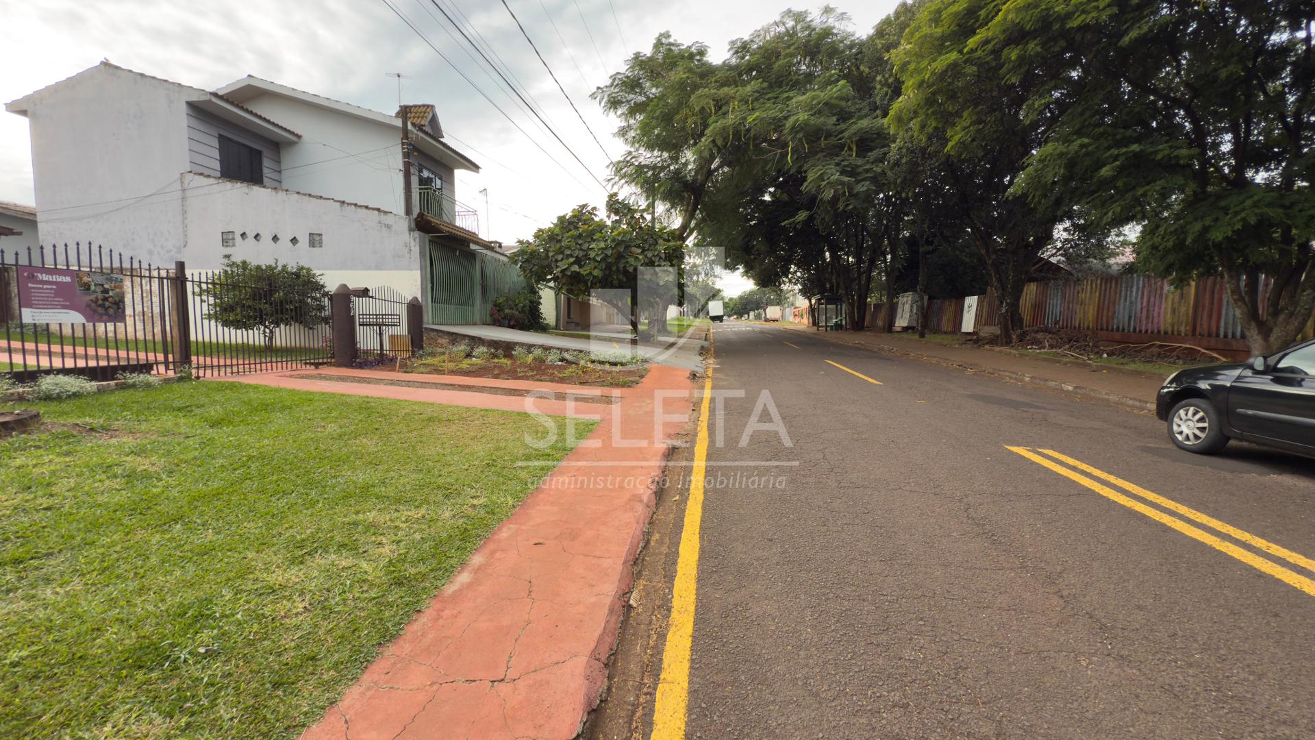 Terreno à venda com pequeno prédio em construção.