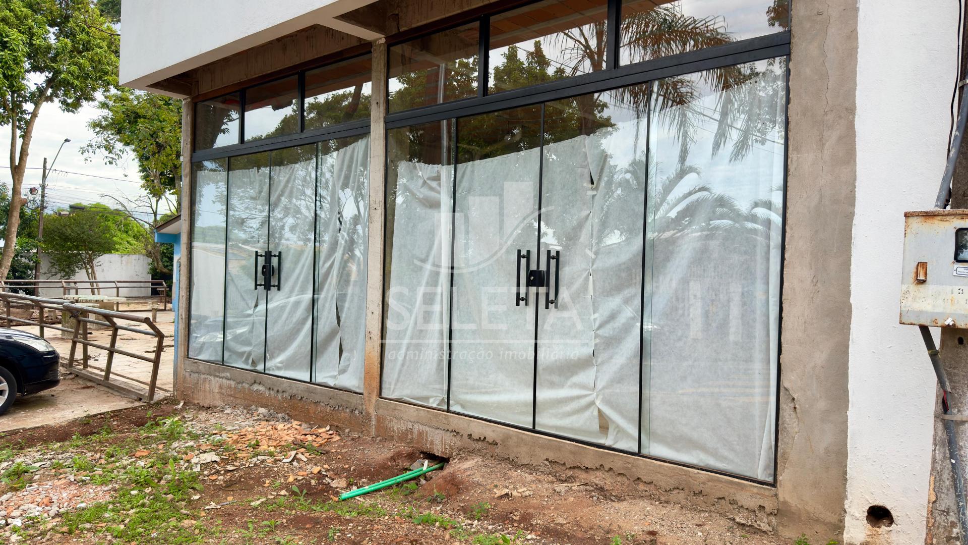 Terreno à venda com pequeno prédio em construção.