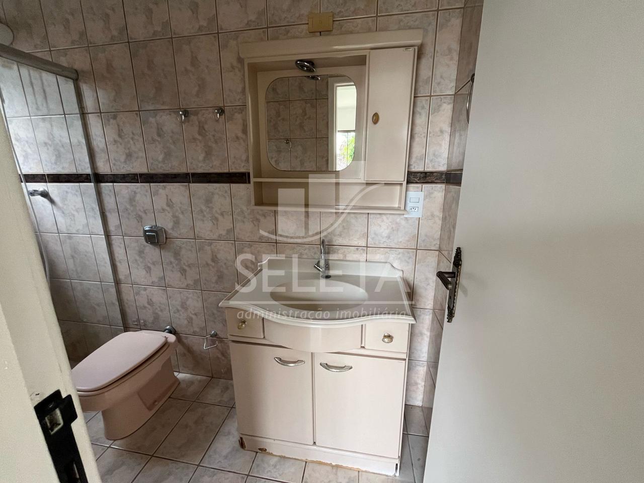 CASA SEMIMOBILIADA COM 04 QUARTOS, EM CONDOMÍNIO FECHADO PARA ...