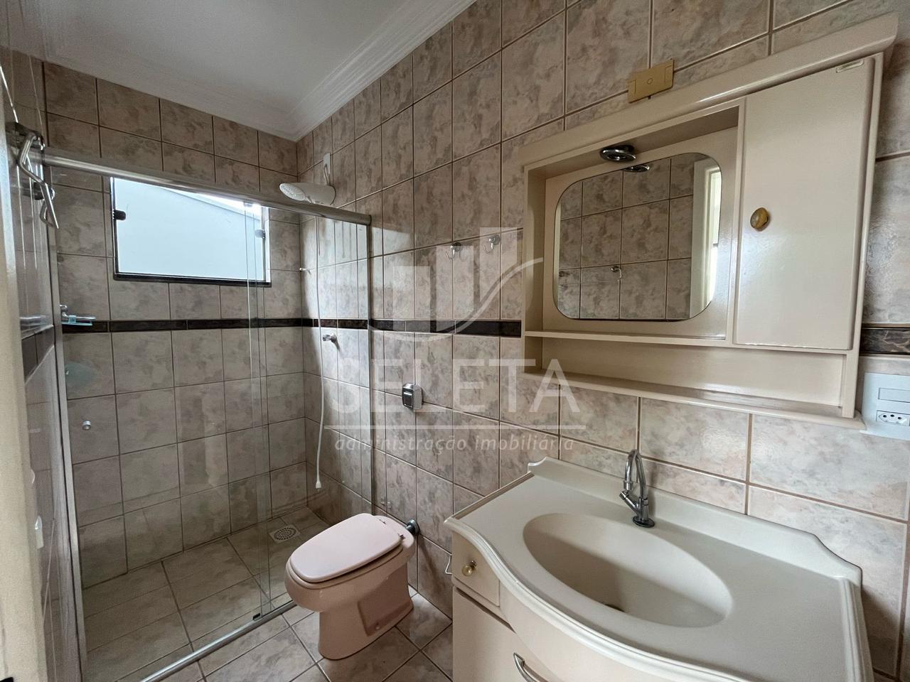CASA SEMIMOBILIADA COM 04 QUARTOS, EM CONDOMÍNIO FECHADO PARA ...