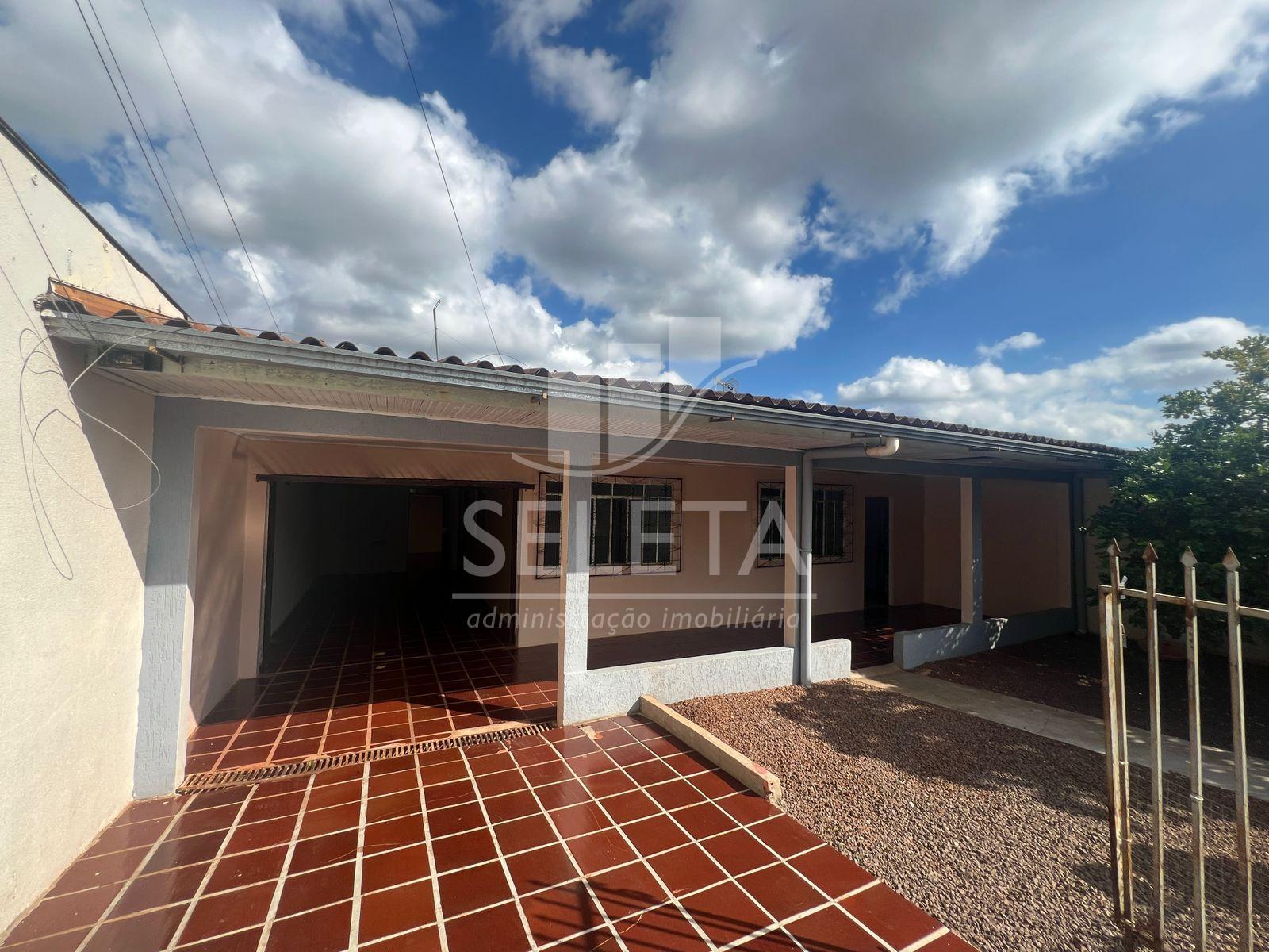 CASA GRANDE COM 3 QUARTOS E 2 BANHEIROS NO BAIRRO GUARUJÁ