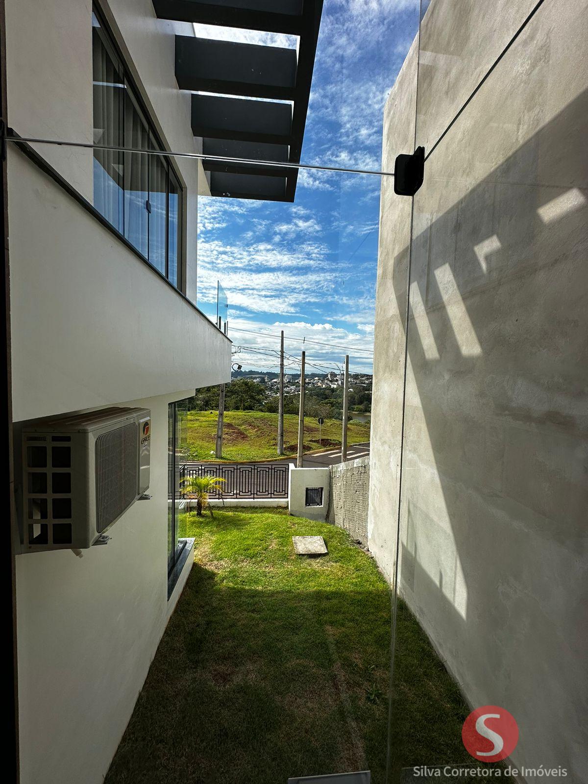 Sobrado a venda, localizado no Loteamento Portal do Lago, Dois Vizinhos-PR.