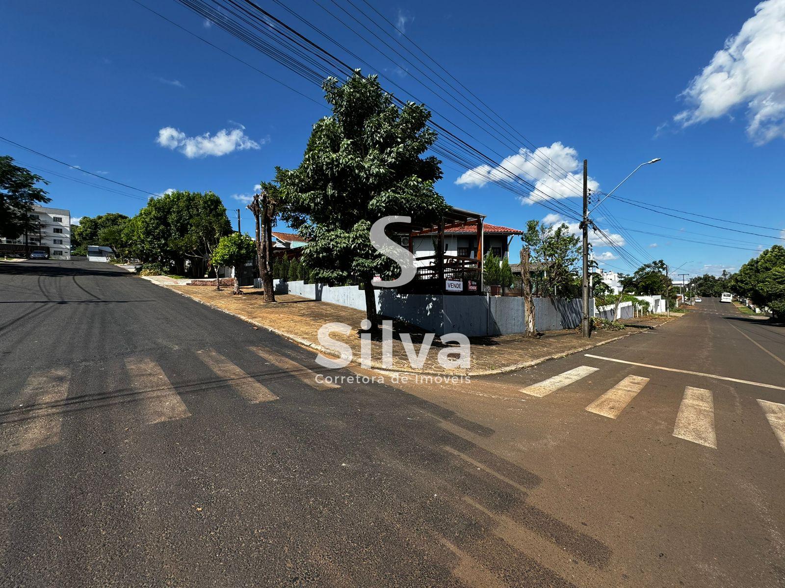 Casa a venda localizada no Bairro So Francisco de Assis, Dois Vizinhos-PR.