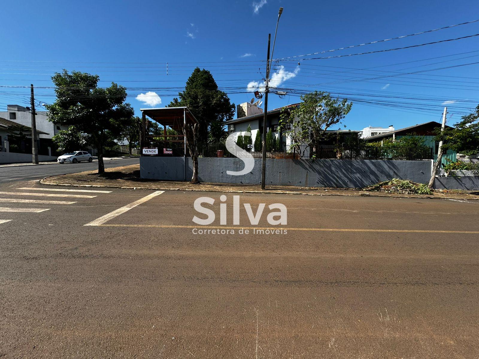 Casa a venda localizada no Bairro So Francisco de Assis, Dois Vizinhos-PR.