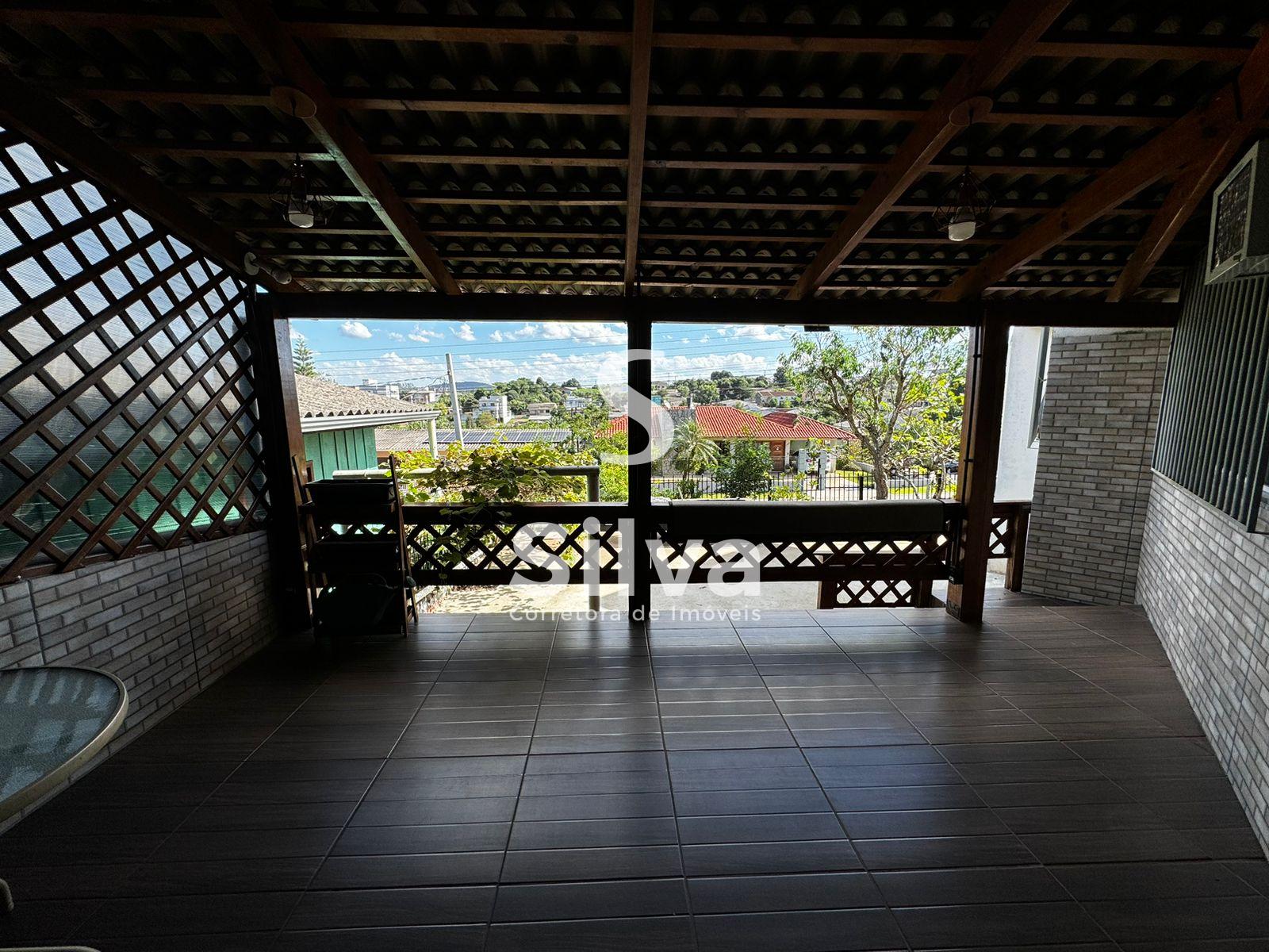 Casa a venda localizada no Bairro So Francisco de Assis, Dois Vizinhos-PR.