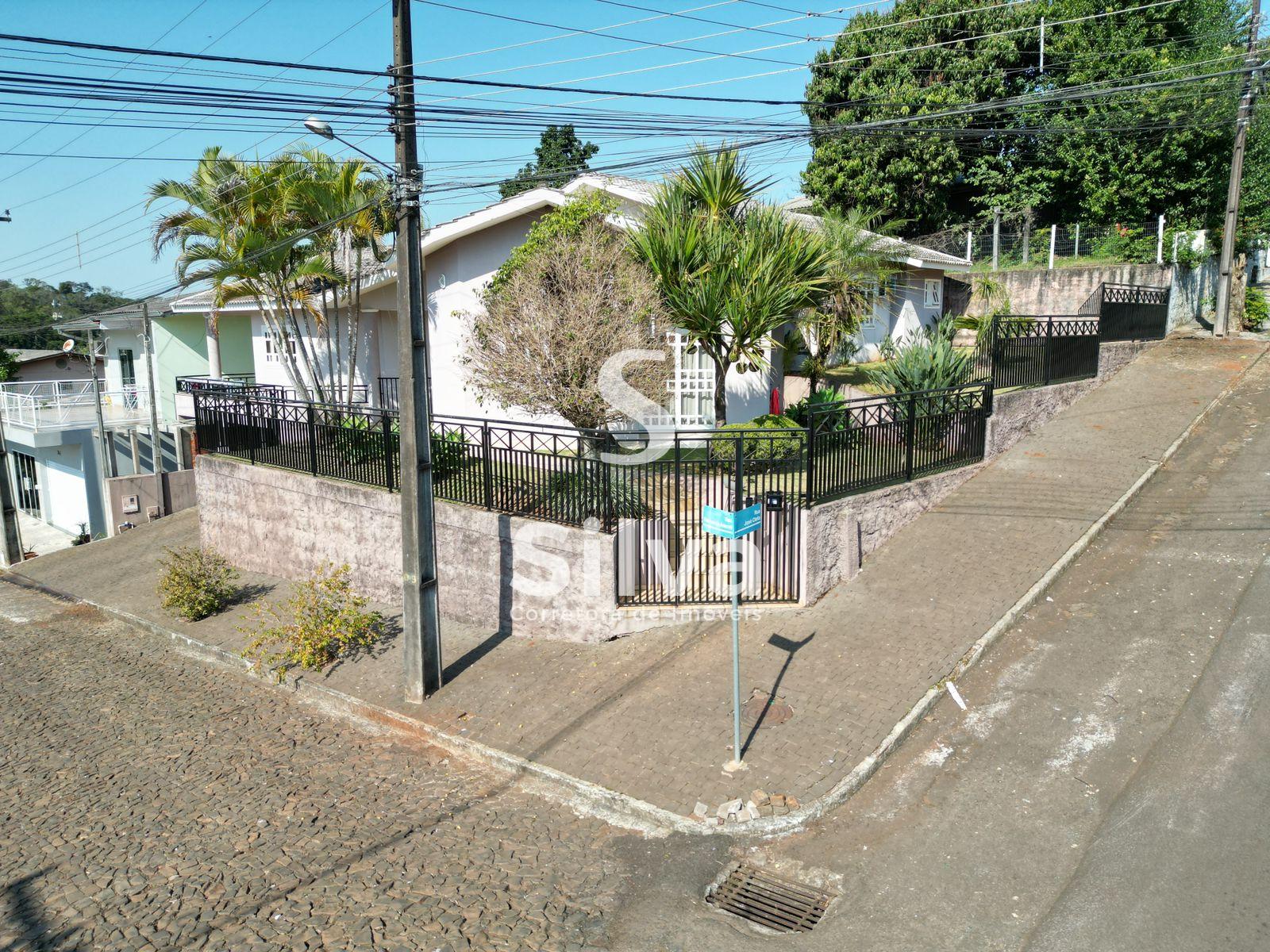 Casa a venda localizada no Centro Norte, Dois Vizinhos-PR.