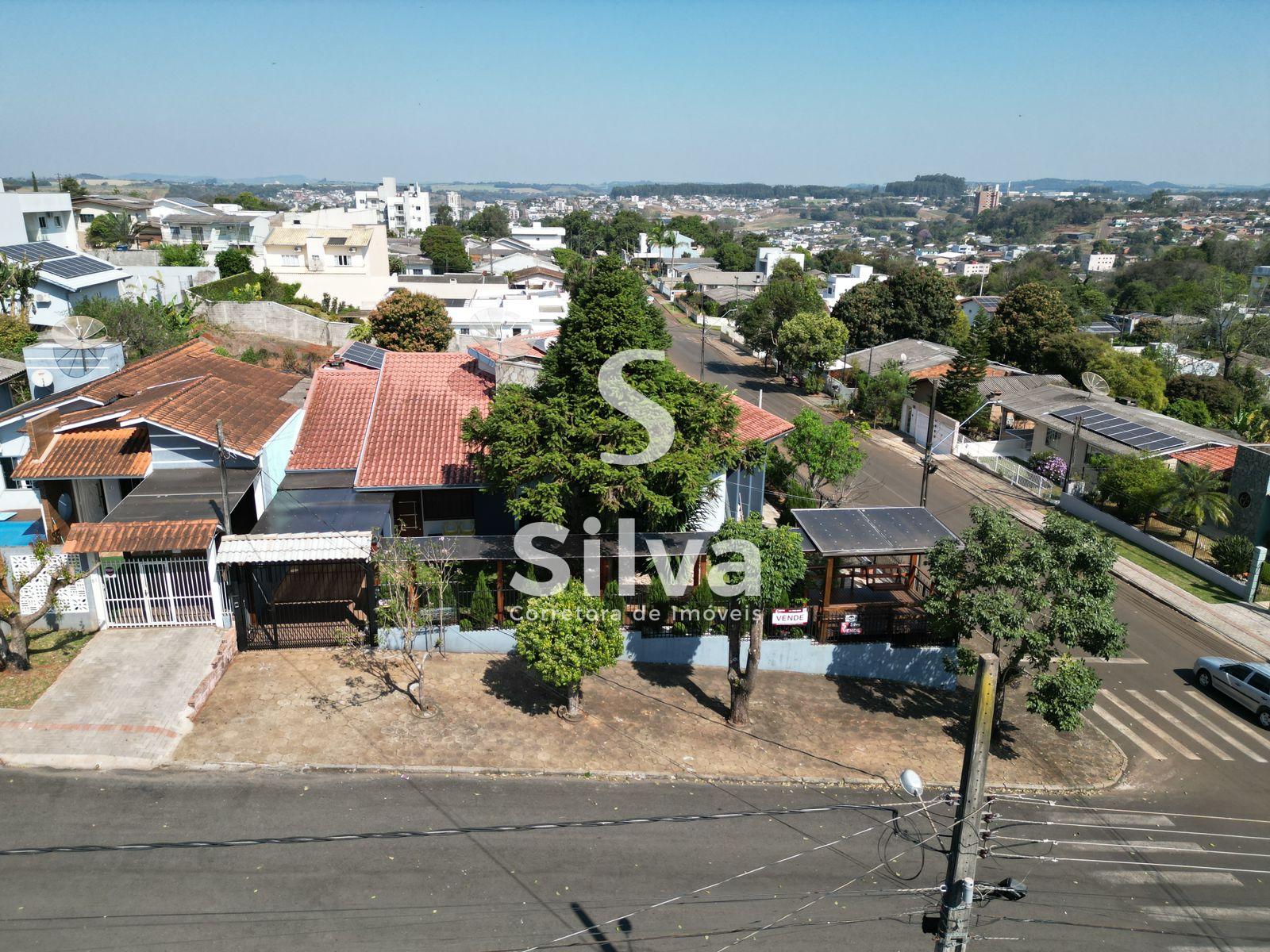 Casa a venda localizada no Bairro So Francisco de Assis, Dois Vizinhos-PR.