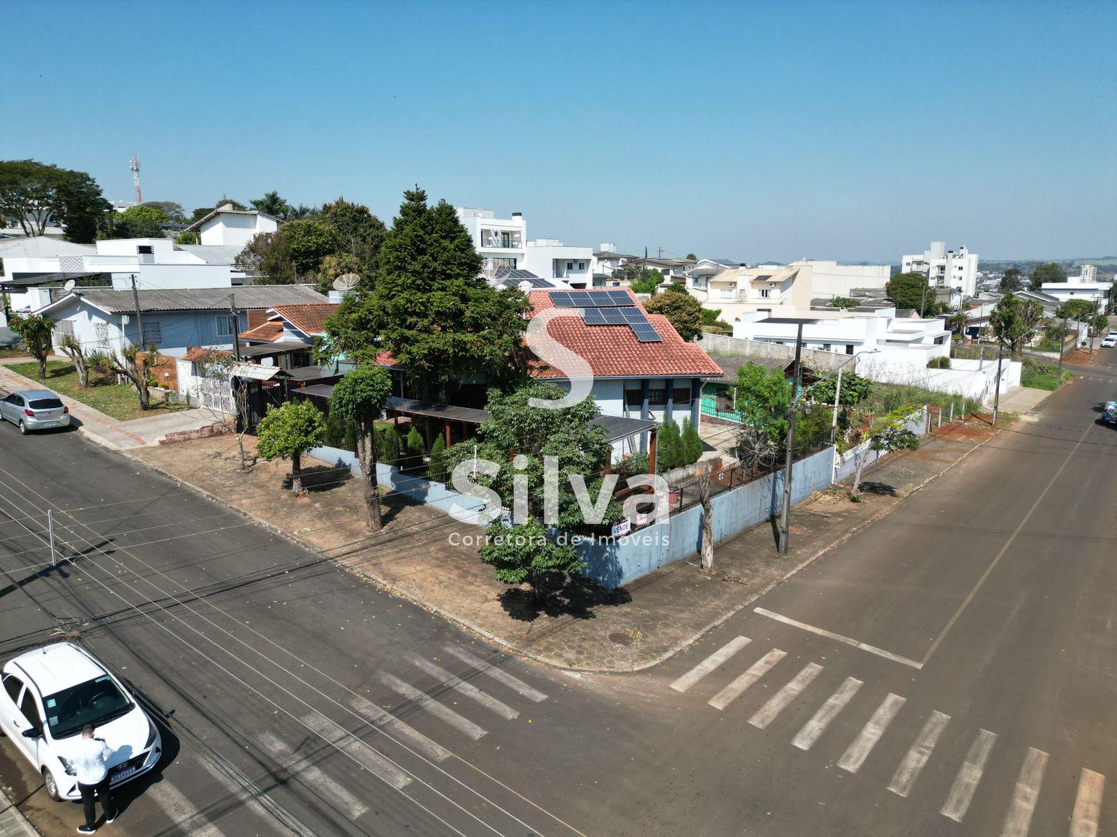 Casa a venda localizada no Bairro So Francisco de Assis, Dois Vizinhos-PR.