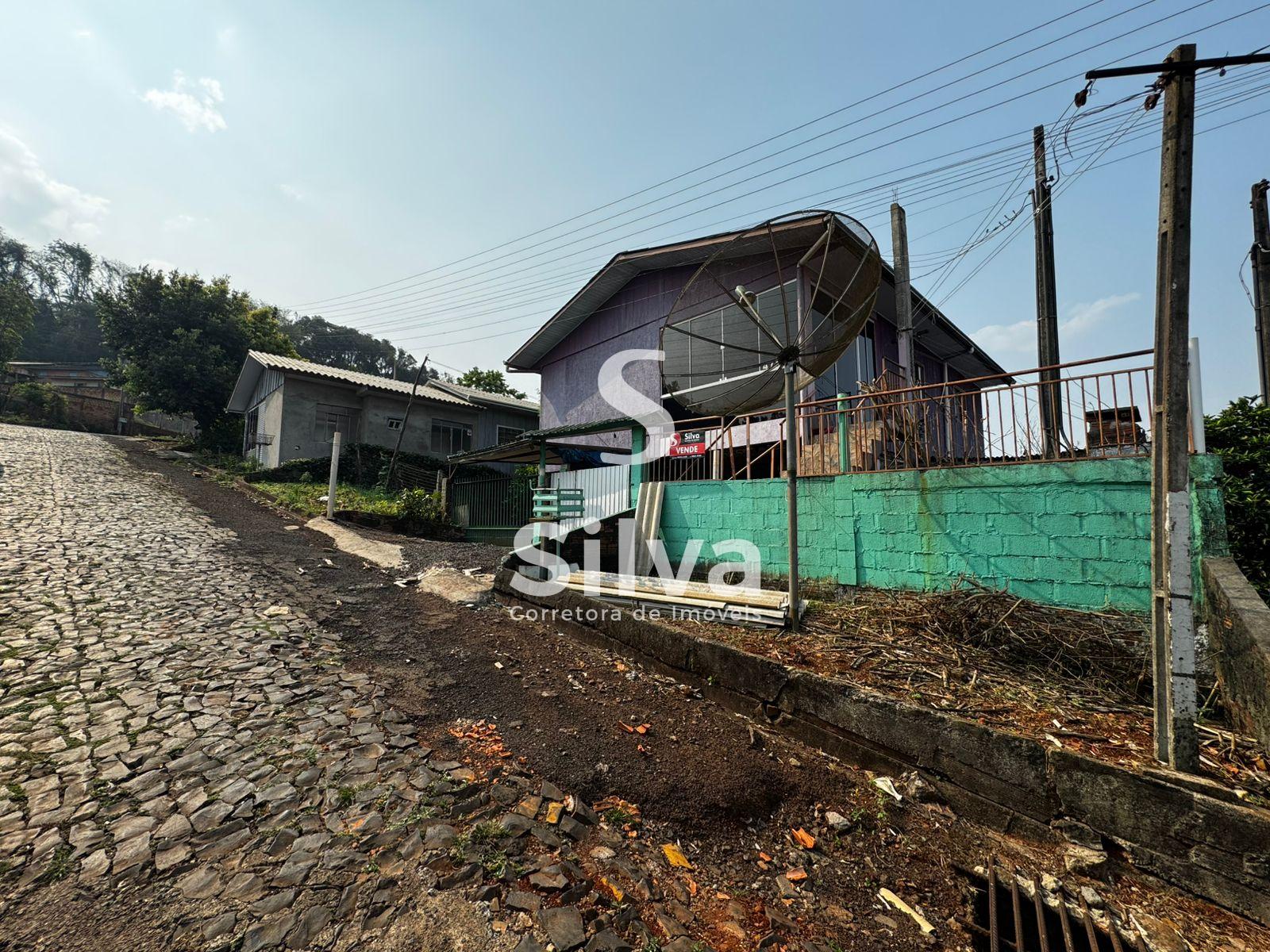 Casa a venda localizada no Bairro Nossa Senhora de Lurdes, Dois Vizinhos-PR.