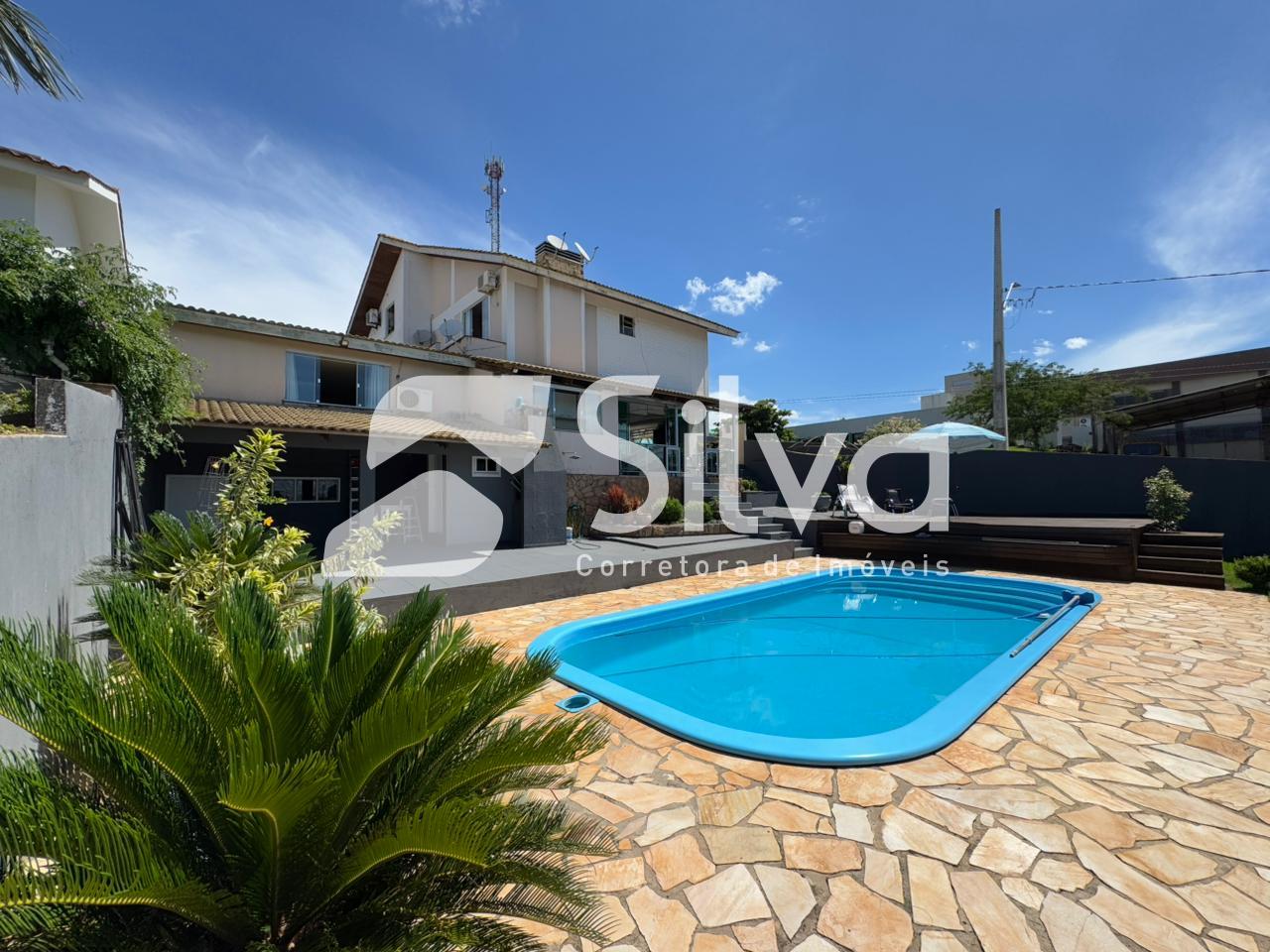Casa a venda localizada no Centro, Dois Vizinhos-PR.