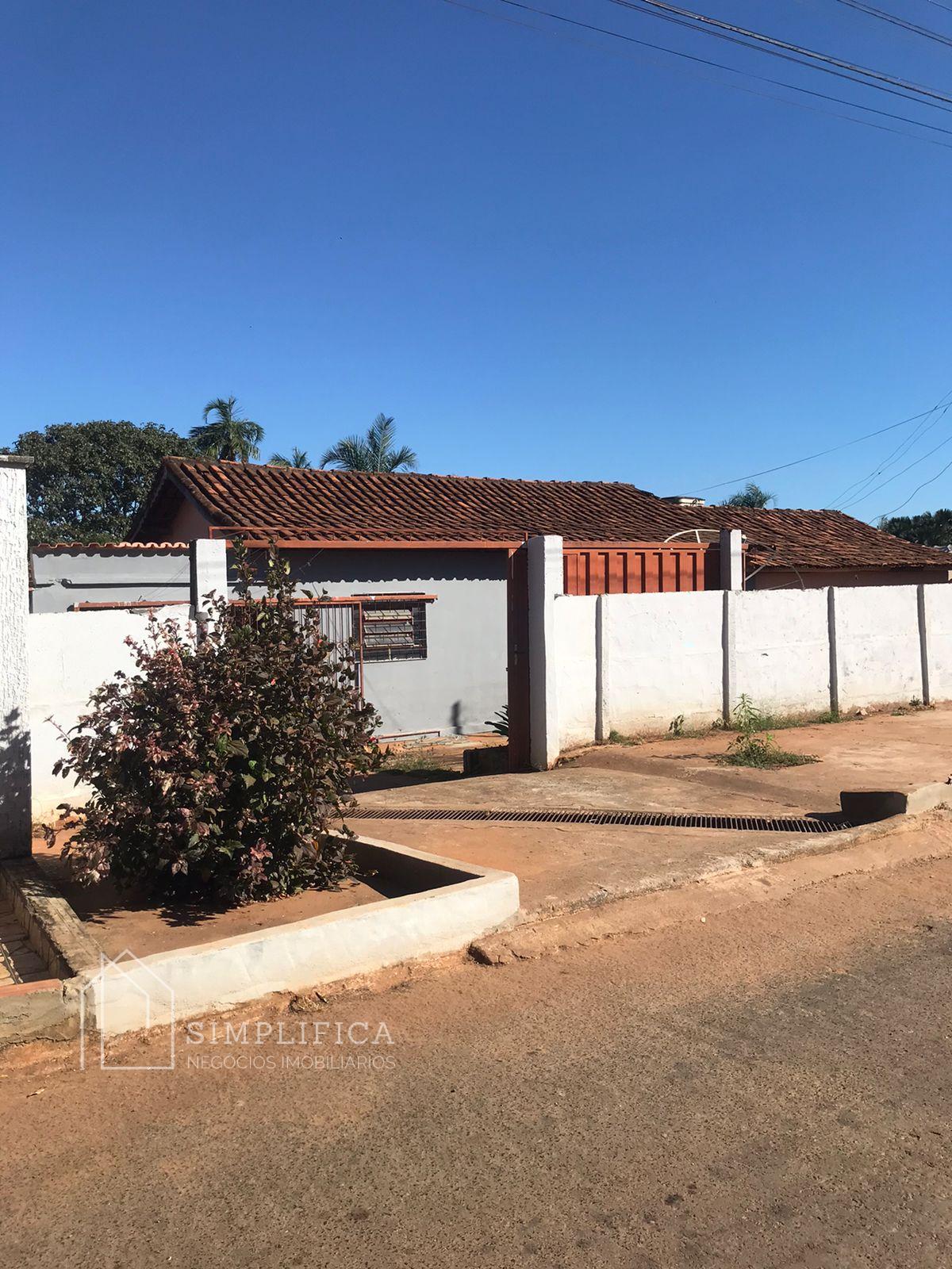 CASA COM BARRACÃO NO SETOR CLUBE EM PONTALINA - GO