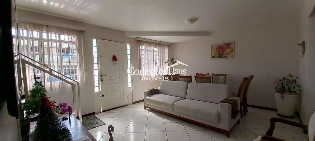 EXCELENTE SOBRADO TRIPLEX  EM CONDOMÍNIO