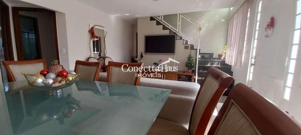EXCELENTE SOBRADO TRIPLEX  EM CONDOMÍNIO